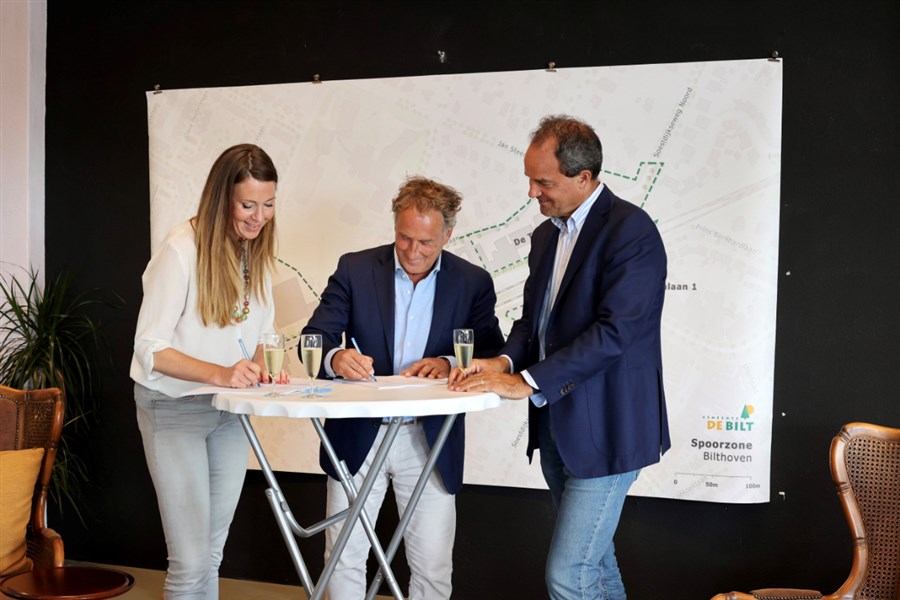 Op de foto Ingmar Dirkse van den Heuvel (midden) en Arjen van Rijn (rechts) van de Lakenvelder Investment Group; en Anne Marie ’t Hart, wethouder Ruimtelijke Ordening van De Bilt.